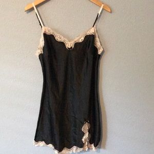 EUC Victoria’s Secret Black & Cream Lace Slip M